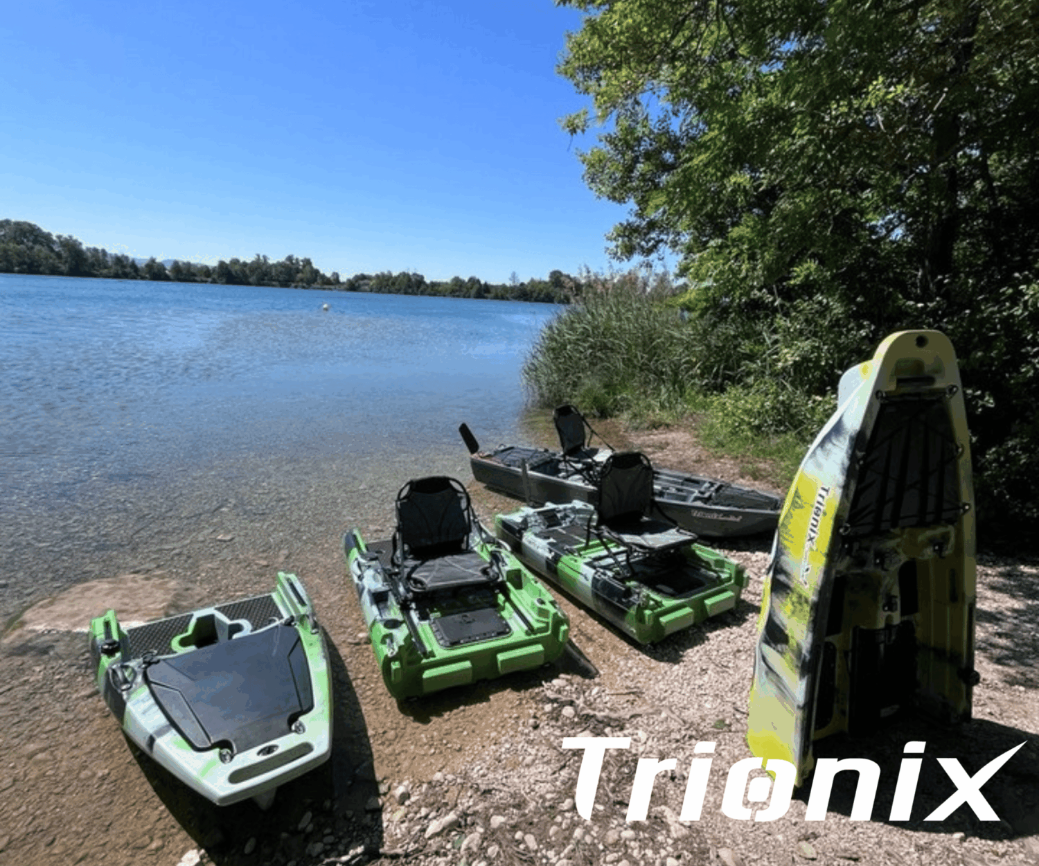 kayak de pêche modulable Trionix au bord de l'au à Longeville